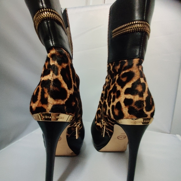 Michael Kors Animal print and black leather booties. - Picture 3 of 7